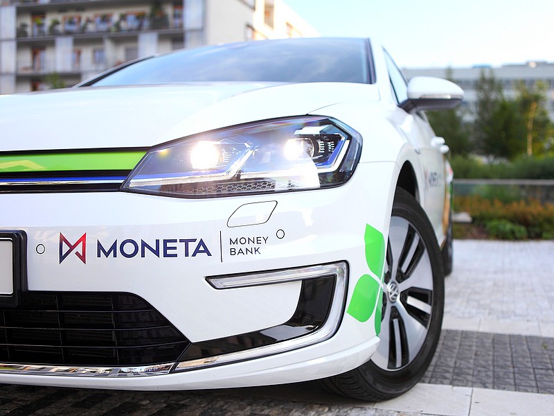 Bankéři s elektromobily